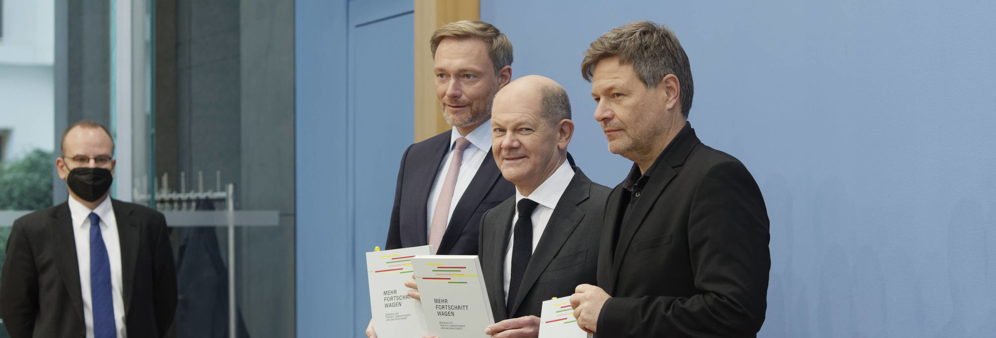 Christian Lindner, Olaf Scholz und Robert Habeck von links nach rechts halten je vor einen Koalitionsvertrag in gedruckter Form vor sich