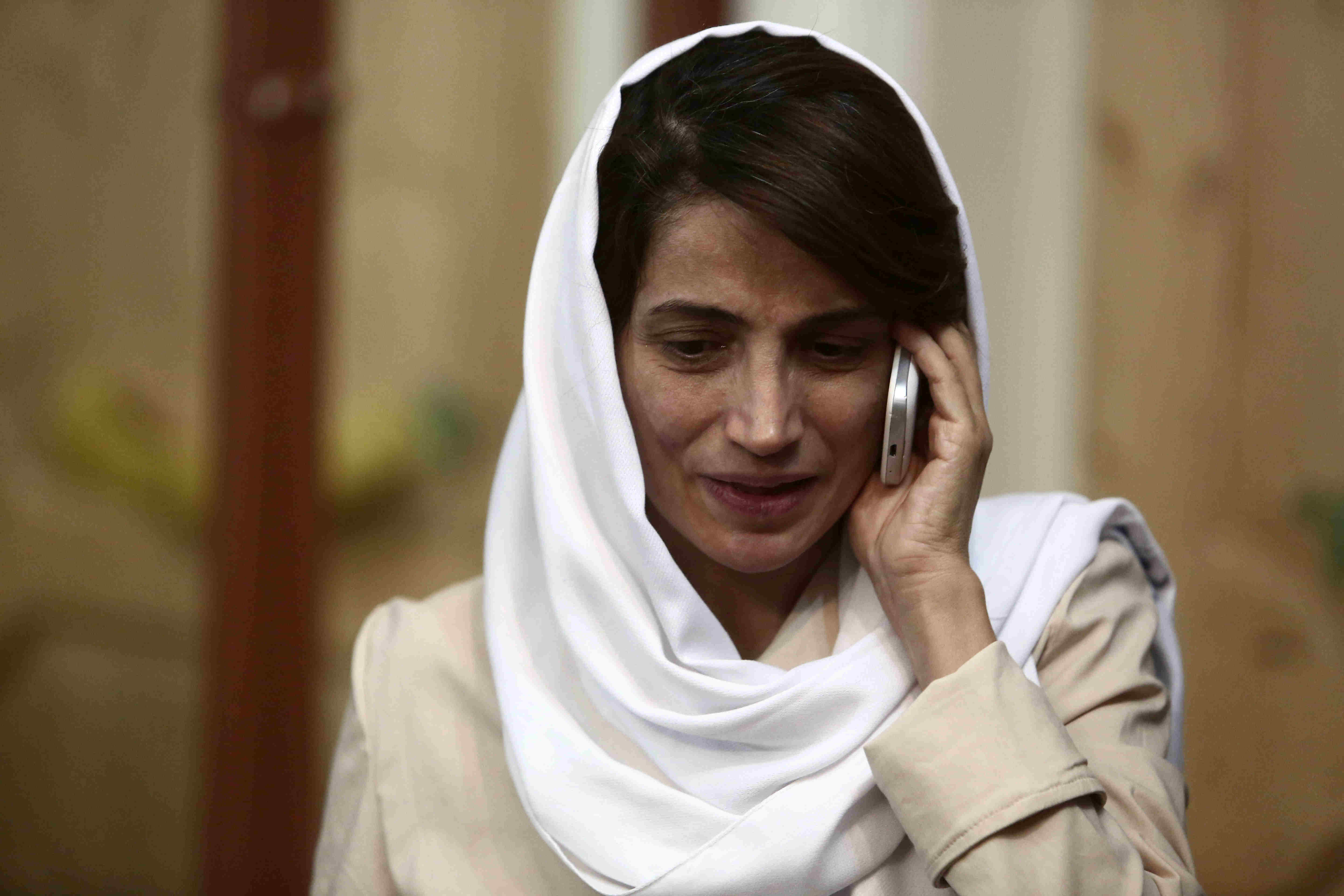 Porträt von Nasrin Sotoudeh mit Kopftuch und Mobiltelefon am Ohr