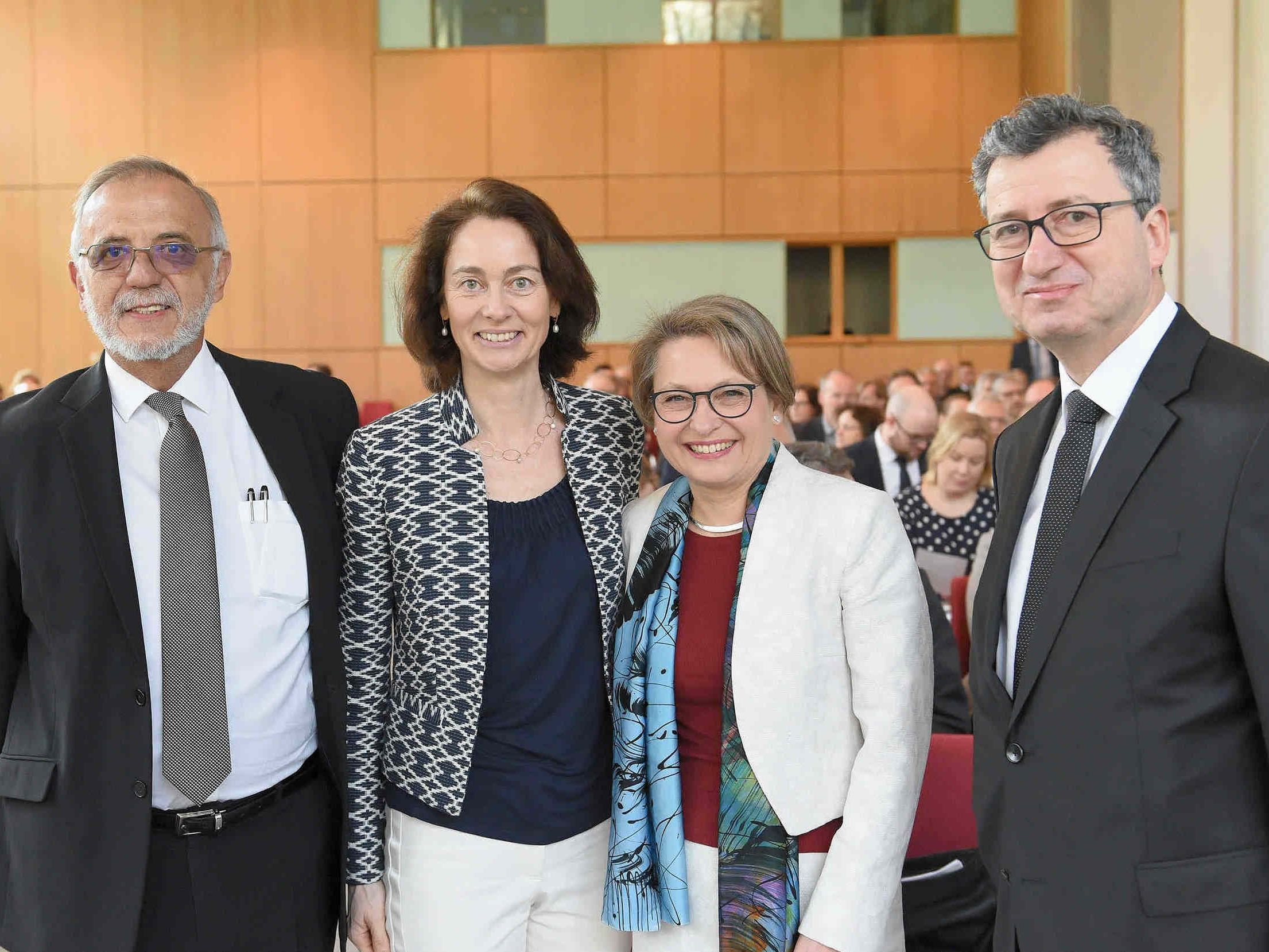 Ivan Velasquez, Katarina Barley, Bettina Limperg, Jens Gnisa - Festakt 110 Jahre DRB Ivan Velasquez, Katarina Barley, Bettina Limperg, Jens Gnisa beim gemeinsamen Foto beim Festakt 110 Jahre DRB
