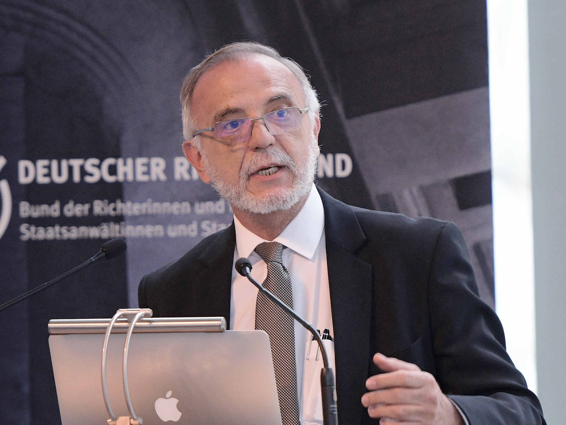 Ivan Velásquez - Festakt 110 Jahre DRB Ivan Velásquez am Rednerpult beim Festakt 110 Jahre DRB