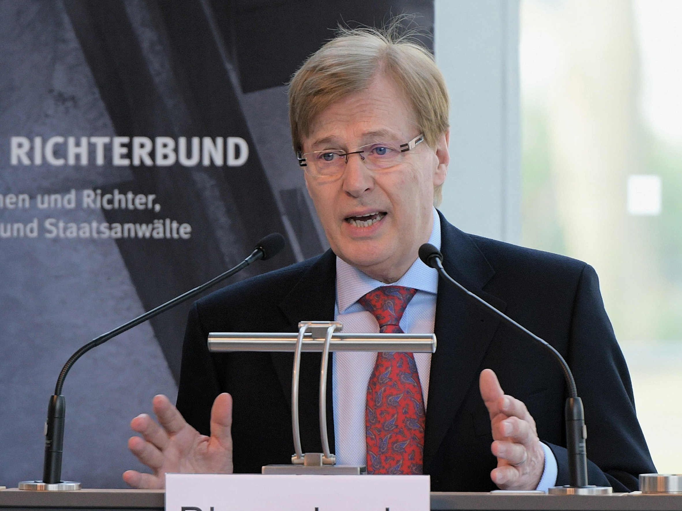 Peter Biesenbach - Festakt 110 Jahre DRB Peter Biesenbach am Rednerpult beim Festakt 110 Jahre DRB