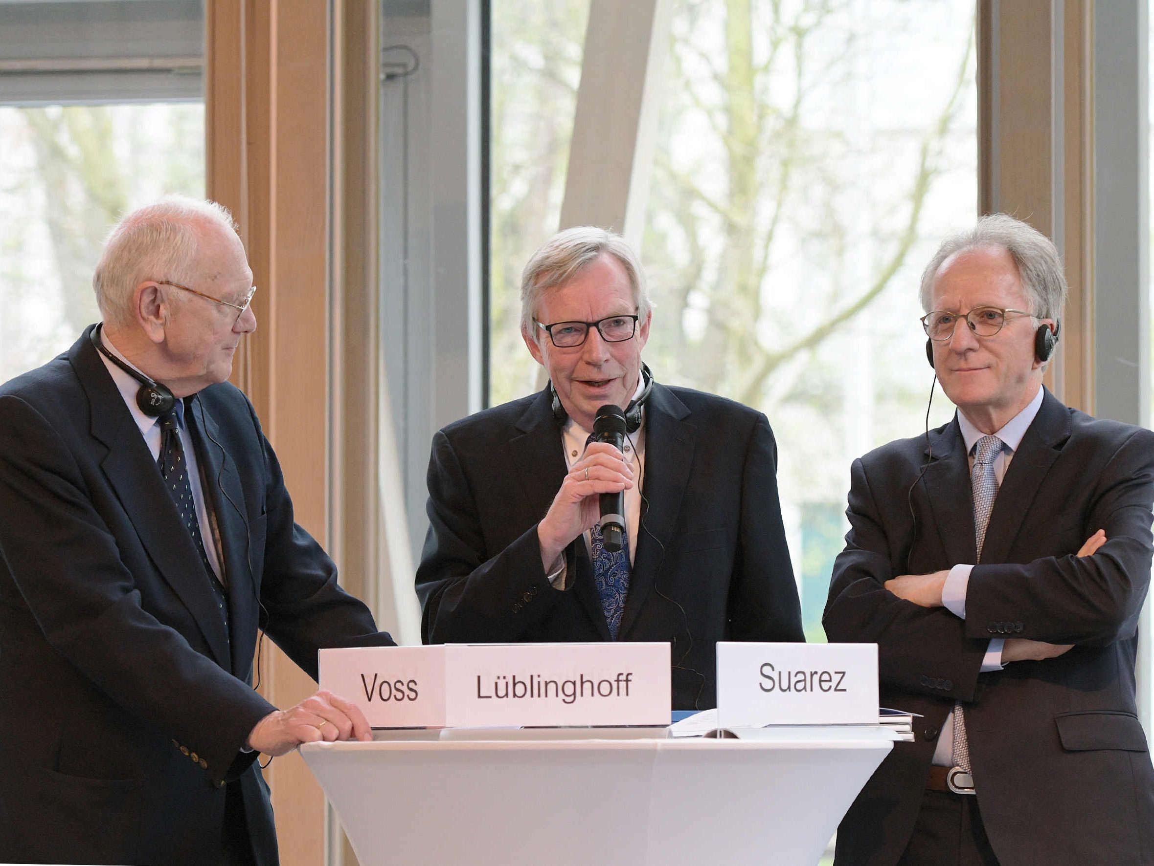 Rainer Voss, Joachim Lüblinghoff und Antonio Suarez - Festakt 110 Jahre DRB +30 Jahre Kolumbienhilfe Rainer Voss, Joachim Lüblinghoff und Antonio Suarez im Gespräch zu 30 Jahre Kolumbienhilfe