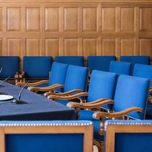 Blick auf die blauen Stühle des Gerichtssaals