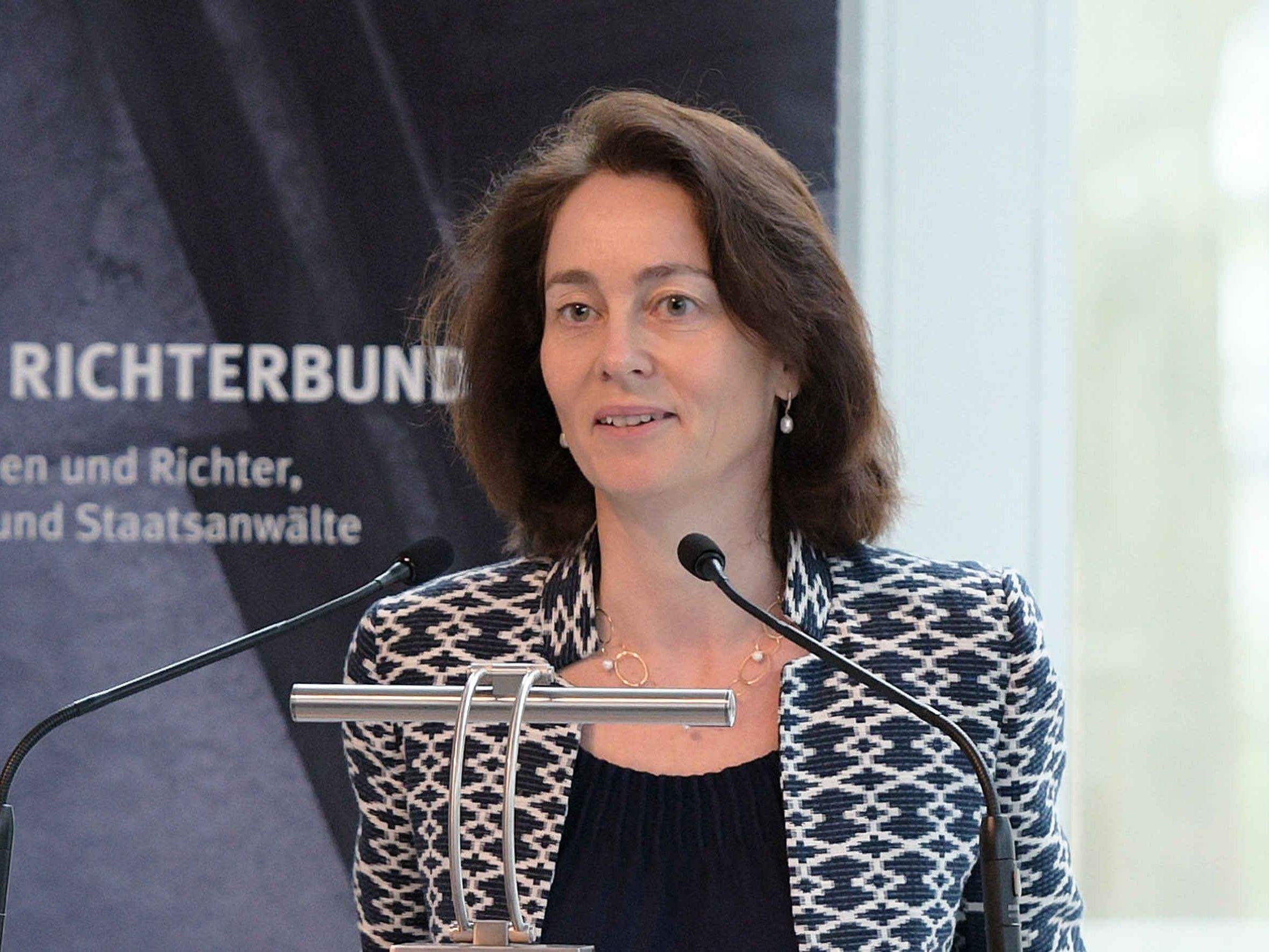 Katarina Barley - Festakt 110 Jahre DRB Katarina Barley am Rednerpult beim Festakt 110 Jahre DRB