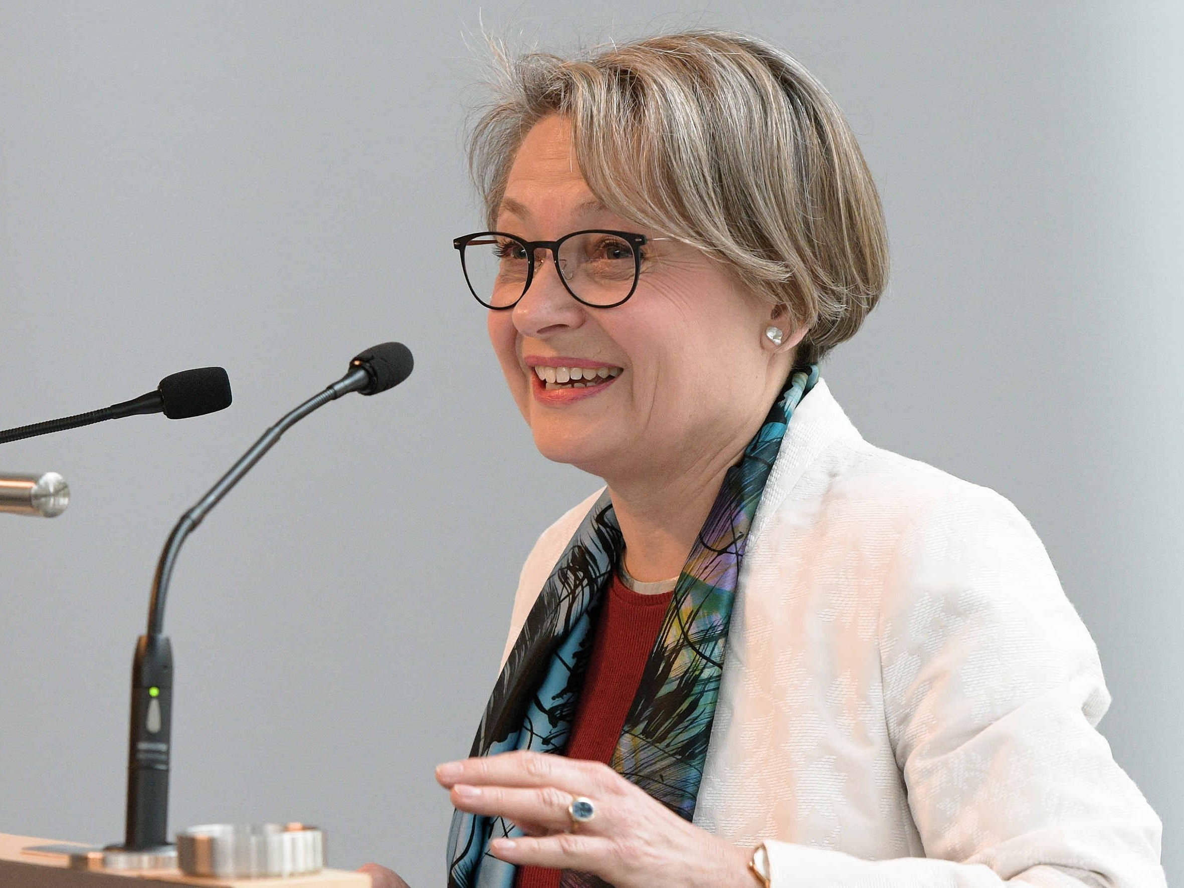 Bettina Limperg - Festakt 110 Jahre DRB Bettina Limperg am Rednerpult beim Festakt 110 Jahre DRB